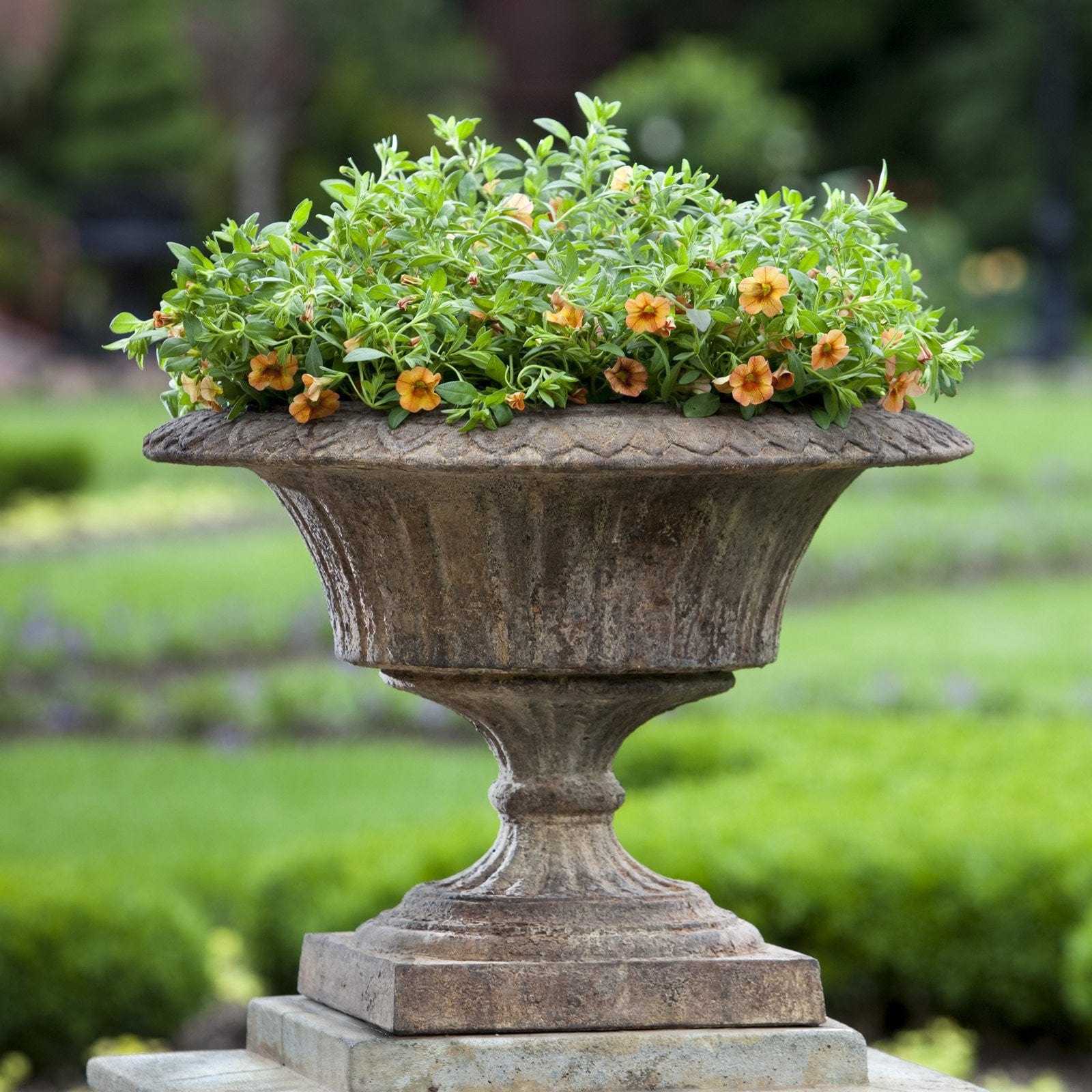 Smithsonian Fluted Valentine Urn Garden Planter - Outdoorartpross